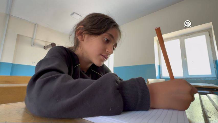 Bu okulda 3 yıldır tek bir öğrenci var. 9 yaşındaki Hasret artık sınıf arkadaşı istiyor - Resim: 9